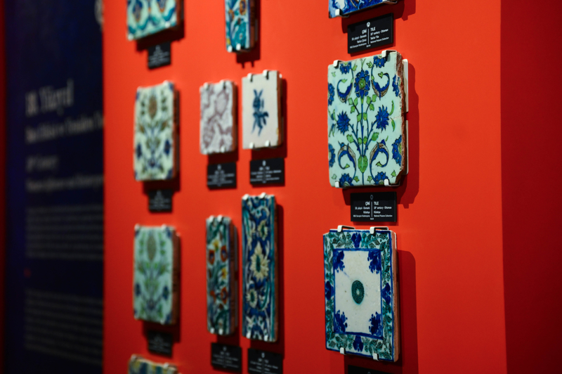 <p>Milli Saraylar Ba�kan� Dr. Yasin Y�ld�z, galerinin a��l���nda bas�n mensuplar�na yapt��� a��klamada, Mabeyn Yolu'nun Topkap� Saray�'n�n gizemli k��elerinden bir tanesi oldu�unu belirterek, 'Buras� padi�ah�n �zel kulland��� dairelerle, haremi birbirine ba�layan �ok �nemli bir koridor ama daha sonraki y�zy�llarda kullan�m d���nda kalm�� ve uzun y�llar unutulmu� bir mekand�.' dedi.</p>