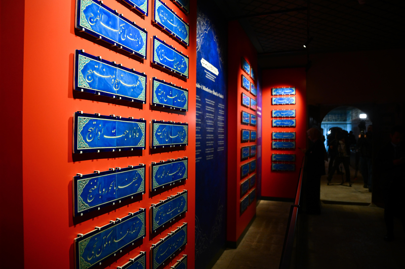 <p>'�iniler ger�ekten Topkap� Saray� ba�ta olmak �zere Milli Saraylar Koleksiyonu'nun �ok �nemli bir par�as�. Tabii buradaki �iniler, dekoratif olarak mekanlarda kullan�lm�� �inileri kaps�yor. Bu noktada Topkap� Saray� olduk�a zengin bir �ini koleksiyonuna sahip. Bilhassa in�a edildi�i d�nemlerde ve 16. y�zy�ldaki yeniden yap�lanmas�nda T�rk �ini sanat�n�n en zirve d�nemi oldu�u d���n�l�rse bu �e�itlilik daha iyi anla��labilir.'</p>