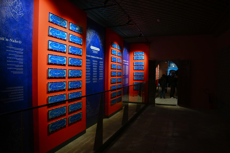 <p>Mabeyn Yolu �ini Sanat Galerisi, 16. y�zy�l�n �znik merkezli klasik �slubundan 17. y�zy�ldaki d�n���m ve �e�itlenmeye, 18. y�zy�lda Avrupa etkilerinin belirginle�ti�i K�tahya �retimine uzanan �izgiyi bir arada sunuyor. Lale, karanfil, s�mb�l, hatai gibi motifler ile d�nemsel manzara ve fig�ratif sahneler, estetik evrim ve k�lt�rel etkile�im perspektifiyle izlenebiliyor.</p>