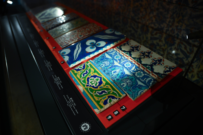 <p>Topkap� Saray� �inilerinin �nemli bir b�l�m�, 2018'e kadar Harem'de da��n�k depolarda saklan�yordu. Milli Saraylar, 2 bini a�k�n kasada muhafaza edilen �inileri, Aziziye yap�lar�nda kurdu�u iki depoya ta��yarak saklama alan�n� 700 metrekareye ��kard�.</p>