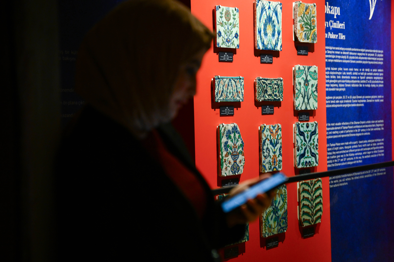 <p>Mabeyn Yolu'nda ayr�ca Osman Gazi'den Sultan II. Selim'e kadar ya�am�� olan Osmanl� sultanlar�n�n isimlerinin bir b�t�n halinde 16. y�zy�l �inisi i�erisinde yaz�ld���na dikkati �eken Yasin Y�ld�z, '�al��malar�n bir b�t�n olarak yakla��k �� y�l�m�z� ald���n� s�yleyebilirim. Restorasyon �al��malar� olduk�a uzun s�r�yor. Mabeyn'deki padi�ah daireleriyle ilgili �al��malar�m�zda da sona geldik. Padi�ah�n kullanm�� oldu�u oda, Aynal� Oda, Valide Sultan Dairesi hepsi yak�n zamanda ziyarete haz�r hale gelecek.' ifadelerini s�zlerine ekledi.</p>