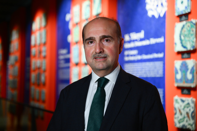 <p>Galeri duvarlar�nda Osman Gazi'den Sultan II. Selim'e uzanan padi�ah adlar�n�n s�raland��� iri yaz�l� �iniler yer al�yor. Ayr�ca 11. y�zy�lda Tunuslu �air �bn�'n Nahvi taraf�ndan kaleme al�nan 'Kaside-i M�nferice'den se�ilmi� beyitlerin i�lendi�i �inileri de g�rebiliyor.</p>