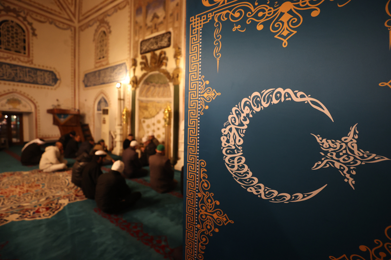 <p>Kırklareli'nde üç ayların müjdecisi Regaip Kandili dolayısıyla Hızırbey Camisi'nde kandil programı gerçekleştirildi.</p>