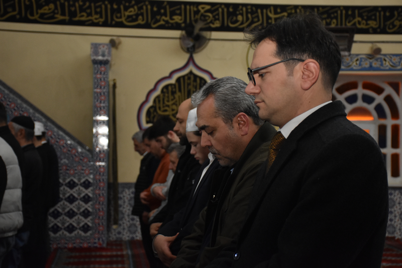 <p>Namaz kılınmasının ardından dua edildi, cami çıkışında lokum dağıtıldı.</p>