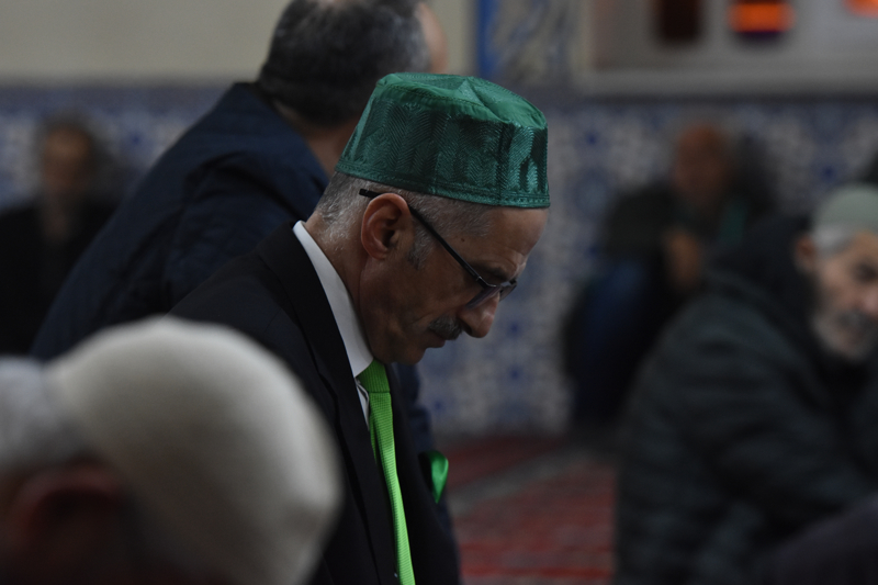 <p>Serdivan ilçesindeki Sapak Camisi'nde akşam namazının ardından cemaatin katılımıyla icra edilen programda, mevlit, ilahi ve Kur'an-ı Kerim okundu.</p>