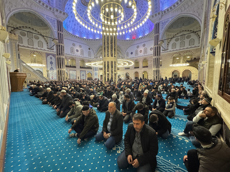 <p>Kahramanmaraş'ta Regaip Kandili, kentteki camilerde dualarla idrak edildi.</p>