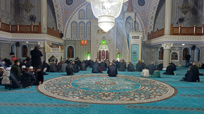 <p>Batman'da Regaip Kandili dualarla idrak edildi.</p>