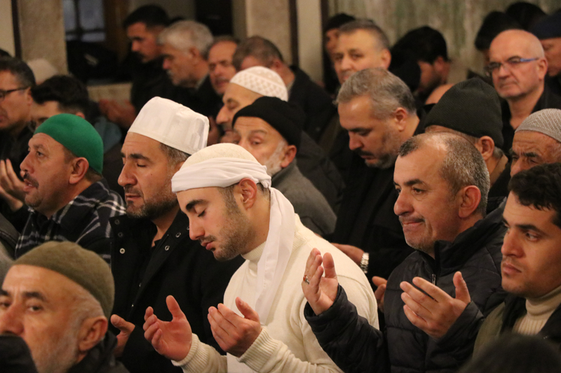 <p>Yozgat'ta Regaip Kandili, Çapanoğlu Büyük Camisi'nde dualarla idrak edildi.</p>