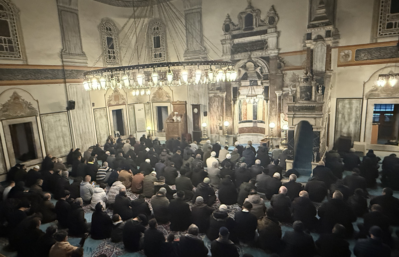 <p>Yozgat'ta Regaip Kandili dualarla idrak edildi.</p>