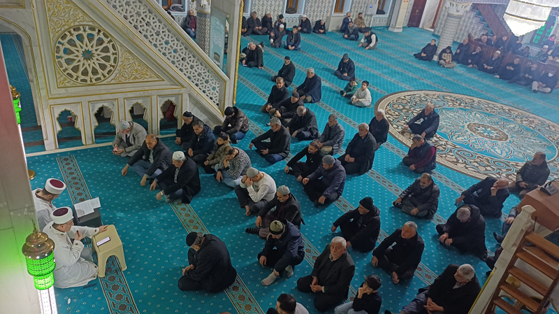 <p>Batman'daki camilerde Regaip Kandili, idrak edildi. Şevket Başak Camisi'ndeki kandil programında mevlit okundu, dua edildi.</p>