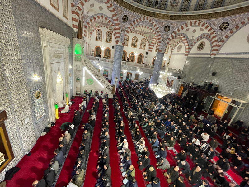 <p>Şanlıurfa'da Regaip Kandili dolayısıyla vatandaşlar, Balıklıgöl Yerleşkesi'ndeki camileri tercih etti.</p>