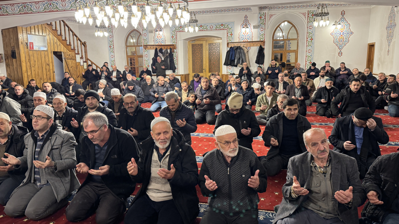 <p>Merkez Camisi'nde düzenlenen kandil programında namaz kılıp dua edildi.</p>