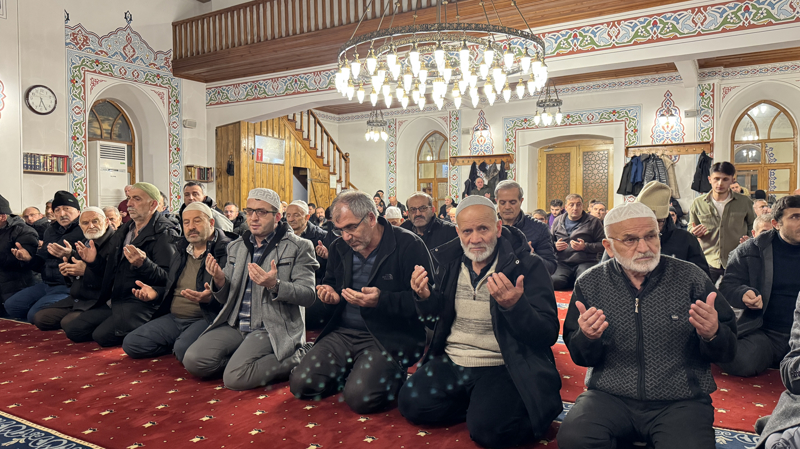 <p>Artvin'de İslam aleminde rahmeti ve bereketi bol 'üç ayların' başlangıcını simgeleyen Regaip Kandili idrak edildi. </p>