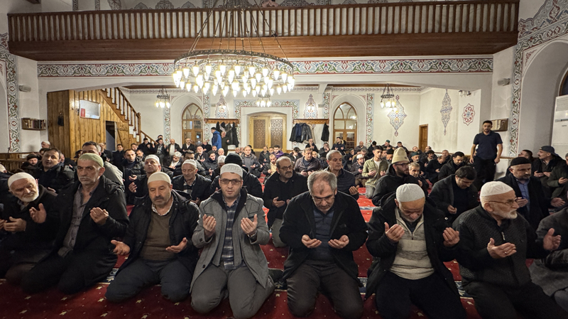 <p>Artvin'de Regaip Kandili dualarla idrak edildi.</p>