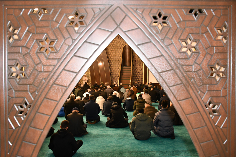 <p>Meydan Camii'ne giden vatandaşlar, namaz kılıp dua etti.</p>