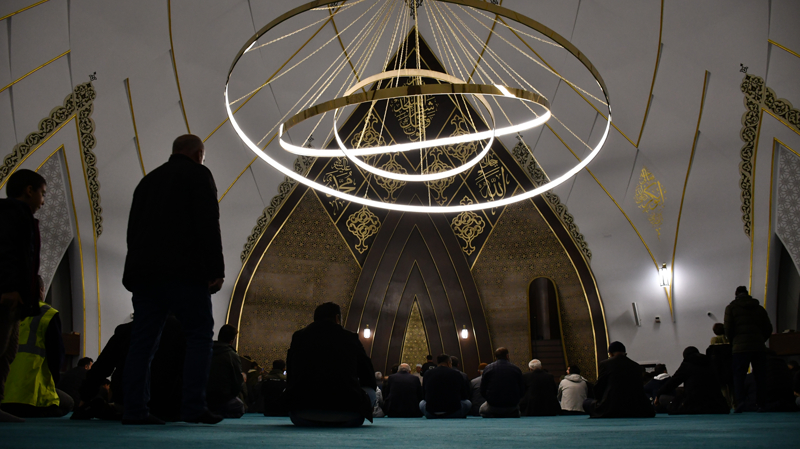 <p>Adıyaman'da Regaip Kandili dolayısıyla camilerde programlar düzenlendi. </p>