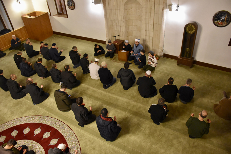 <p>Camide, hafız 5 çocuk tarafından Kur'an-ı Kerim okundu.</p>