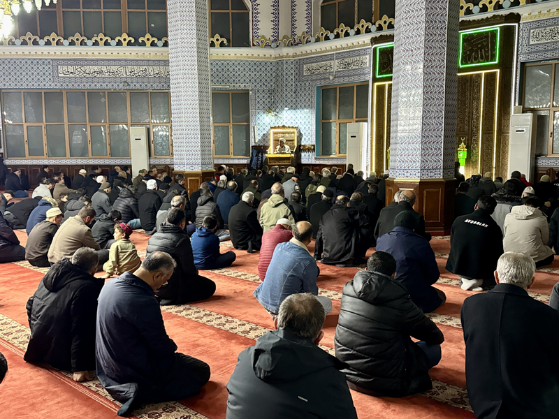 <p>Kandil dolayısıyla Kırşehir Hoca Ahmet Yesevi Camisi'nde program düzenlendi. </p>