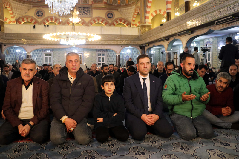<p>İzzetpaşa Camisi'ne giden vatandaşlar, namaz kılıp dua etti.</p>