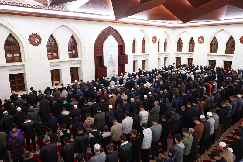 <p>Malatya'nın Darende ilçesinde, Regaip Kandili dolayısıyla Somuncu Baba Külliyesi'nde program düzenlendi.</p>