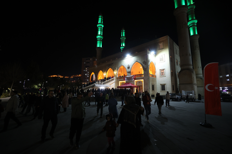 <p>Mardin Şakir Nuhoğlu Camisi'nde düzenlenen programda Kur'an-ı Kerim ve mevlit okundu.</p>