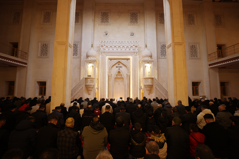 <p>Mardin'de camilerde Regaip Kandili, dualarla idrak edildi. </p>