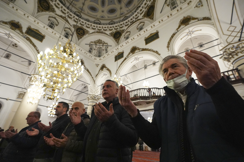 <p>İzmir'de Regaip Kandili dualarla idrak edildi</p>