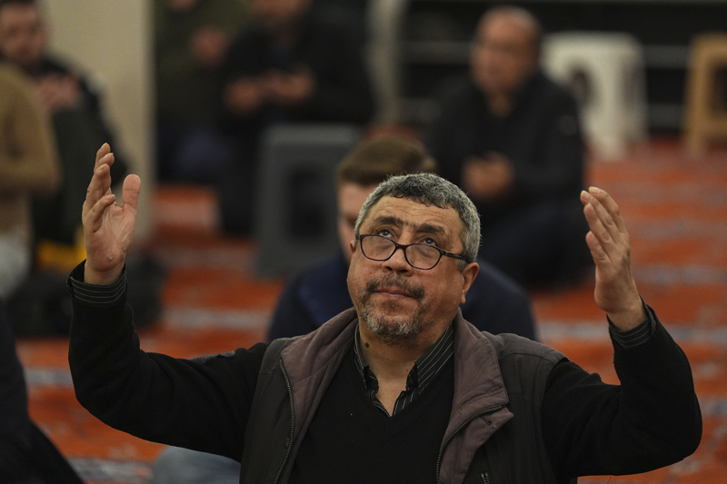 <p>İslam aleminde rahmeti ve bereketi bol olarak kabul edilen 'üç aylar'ın başlangıcını simgeleyen Regaip Kandili, İzmir'deki camilerde dualarla idrak edildi.</p>