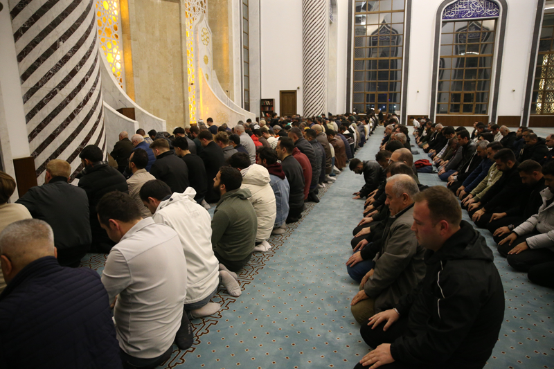 <p>Hatay'ın İskenderun ilçesindeki Nihal Atakaş Camisi'nde Regaip Kandili nedeniyle program düzenlendi. </p>