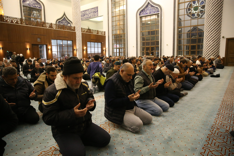 <p>Camiyi dolduran vatandaşlar, namaz kılarak dua etti.</p>