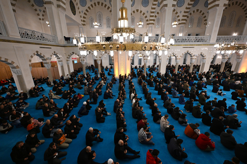 <p>Trabzon'un Ortahisar ilçesinde Regaip Kandili dolayısıyla vatandaşlar Hanife Hatun Camisi'ne geldi. </p>