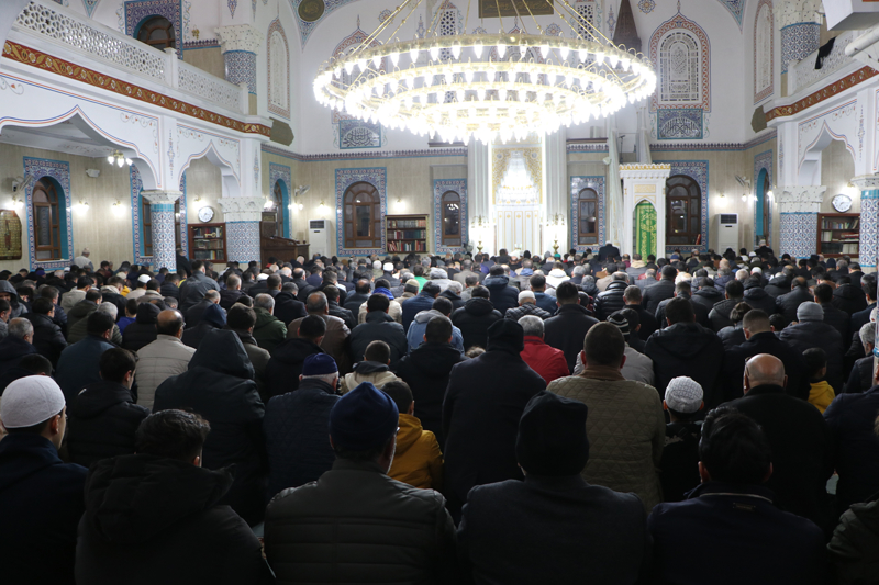 <p>Müftü Yardımcısı Abdulhekim Öz'ün yatsı namazı öncesi verdiği vaazla başlayan programda, namazın ardından Kur'an-ı Kerim okundu, dua edildi.</p>
