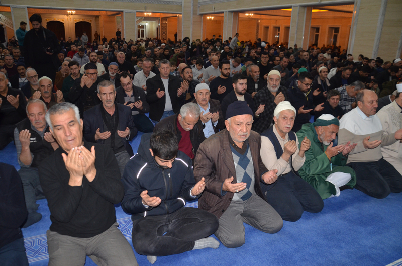 <p>Muş'ta Regaip Kandili idrak edildi.</p><p>Muş'ta İmam Şafi Camisi'nde Regaip Kandili dolayısıyla program düzenlendi. Camiye gelen vatandaşlar, namaz kılarak dua etti.</p>