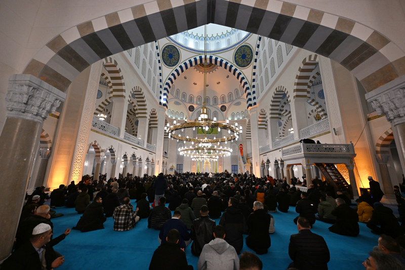 <p>Vatandaşlar, camilerde yatsı namazını kıldı, Kur'an-ı Kerim okudu, dua etti.</p>