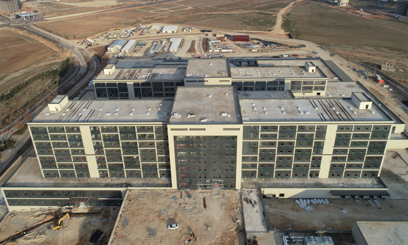 <p>B�nyesinde 264 poliklinik, 226 yo�un bak�m yata��, 28 ameliyathane, 382 hasta odas�n�n bulunaca�� hastanede fiziki ger�ekle�me y�zde 78'e ula�t�.</p>