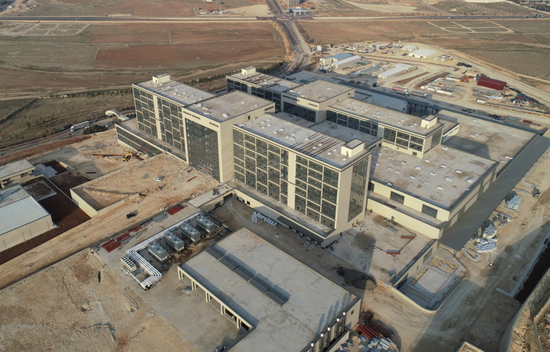 <p>Hastalara be� y�ld�zl� otel konforunda hizmet sunacak hastanenin 2026 y�l� sonunda hizmete a��lmas� planlan�yor.</p>