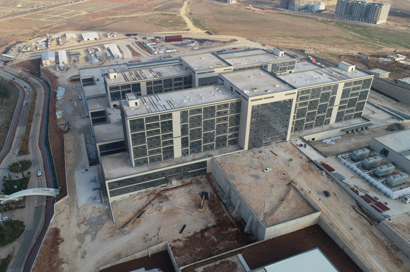 <p>Hastanenin k�sa s�rede tamamlanarak vatanda�lar�n hizmetine sunulaca��n� ifade eden Akkoyun, '�ehir hastanesi gerek kalitesi gerekse de b�nyesindeki ameliyathaneleri, hasta odalar�, yo�un bak�m �niteleri ve bir�ok alan�yla �ehrimize, b�lgemize b�y�k hizmetler yapacakt�r. �ehir hastaneleri Say�n Cumhurba�kan�m�z�n �nemli projelerinden biri. �lkemizin bir�ok yerinde oldu�u gibi bu �ehir hastanesinin de �ehrimize kazand�r�lmas� �ok �ok �nemli. Bu vesileyle �ehrimiz ad�na Cumhurba�kan�m�za ��kranlar�m�z� sunuyorum.' dedi.</p>