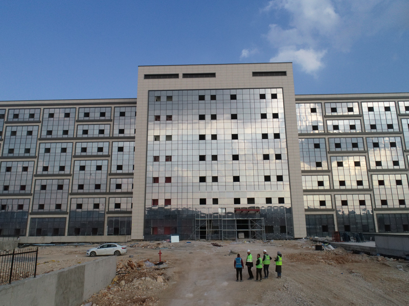 <p><b>- 'B�Y�K B�R HIZLA �LERL�YOR'</b></p><p><b><br></b></p><p>Mardin Valisi Tuncay Akkoyun, AA muhabirine, Mardin'de bir�ok kamu yat�r�m� gibi �ehir hastanesinin de b�y�k bir h�zla ilerledi�ini s�yledi.</p>