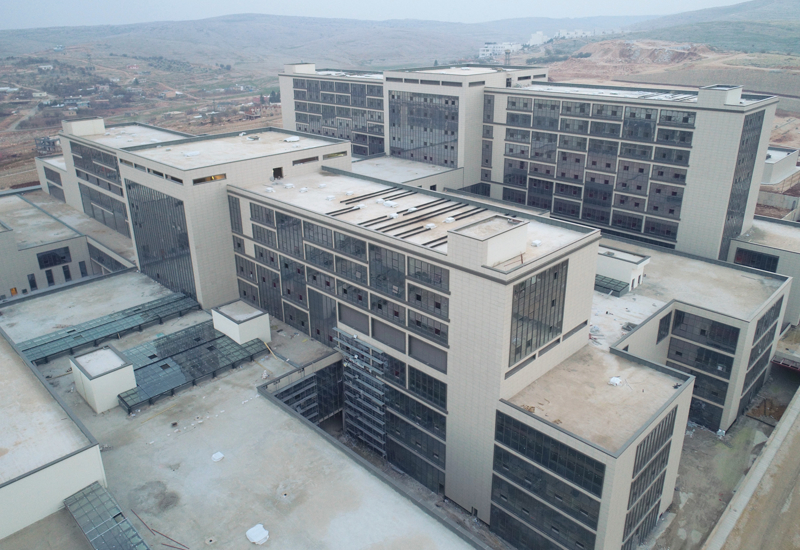 <p>'Hem konumu hem de kalitesi ile �ehrimize, �lkemize yak���r bir hastane in�a ediliyor. Sa�l�k alan�nda �nemli bir yat�r�m� envanterimize alm�� olaca��z. B�lgemiz insan� da daha kaliteli, konforlu ve teknik donan�ma sahip bir hastaneye kavu�mu� olacak. Gerek uzman hekimleri gerekse de di�er sa�l�k personeli ile �ehrimizin kapasitesi daha da artm�� olacakt�r. Bu da �ehrimize b�y�k bir kazan�m sa�layacak. �imdiden hay�rl� olmas�n� diliyorum. �n�aat� s�k s�k denetliyoruz, ziyaret ediyoruz, b�y�k bir h�zla ilerliyor. K�sa s�re i�erisinde in�allah faaliyete alaca��z.'</p>