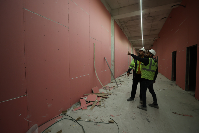 <p><b>- '�RNEK HASTA ODAMIZ TAMAMLANDI'</b></p><p><b><br></b></p><p>Mardin �ehir Hastanesi saha �eflerinden G�lperi Ezgi de hastanenin in�a edildi�i alanda heliport (Helikopterlerin ini�, kalk�� ve yer hareketlerini tamamen veya k�smen yapabilmelerine elveri�li alan) da yap�ld���n� belirtti.</p>