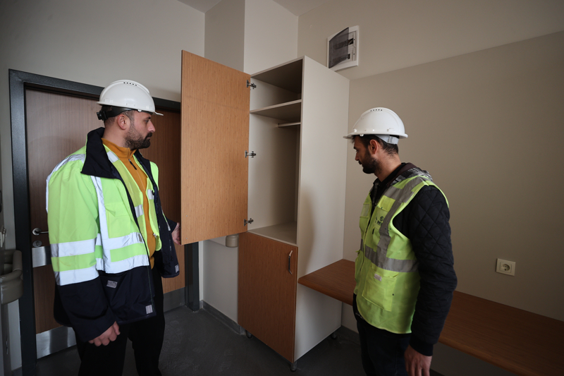 <p>'Projede y�zde 78 fiziki ilerleme sa�land�. �rnek hasta odam�z tamamland�. Hasta yat�� odalar�m�z hem tek ki�ilik hem �ift ki�ilik olarak tasarland�. Odalar geni� ve ferah kullan�m alan� ile y�ksek hijyen standartlar�na sahip. Ayr�ca acil m�dahaleler i�in gerekli t�m g�venlik ve teknik donan�m altyap�s�, fonksiyonel depolama alanlar� ve mobilya d�zeni sa�land�. Bu kapsamda vatanda�lar�m�za en iyi �ekilde sa�l�k hizmeti alabilecekleri bir konfor sunulmas� planlanmaktad�r.'</p>