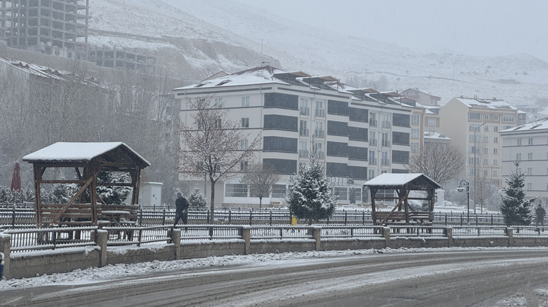 <p>Bayburt'ta d�n ak�am saatlerinde ba�layan kar ya���� etkisini s�rd�rd�. Kar ya����yla kent merkezi beyaza b�r�nd�, cadde ve sokaklar karla kapland�.</p>