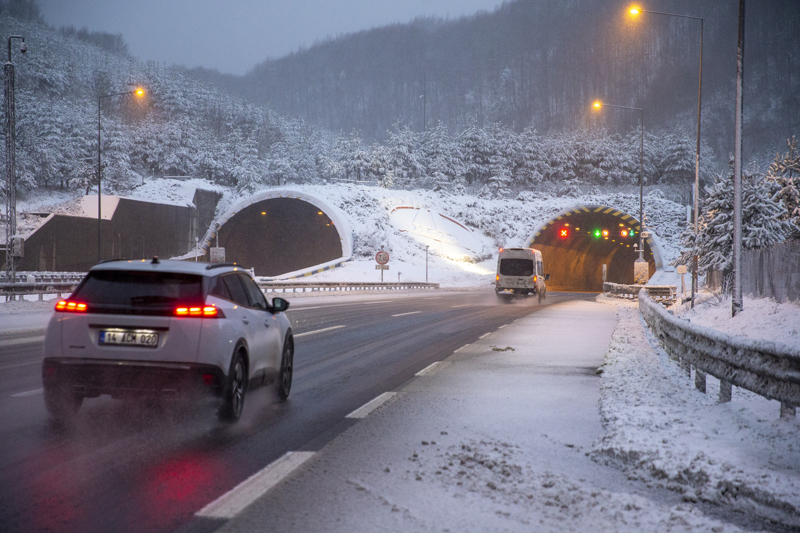 <p>�stanbul ile Ankara aras�nda ula��m� sa�layan Anadolu Otoyolu ile D-100 kara yolunun Bolu Da�� ge�i�inde kar ya��yor.</p>