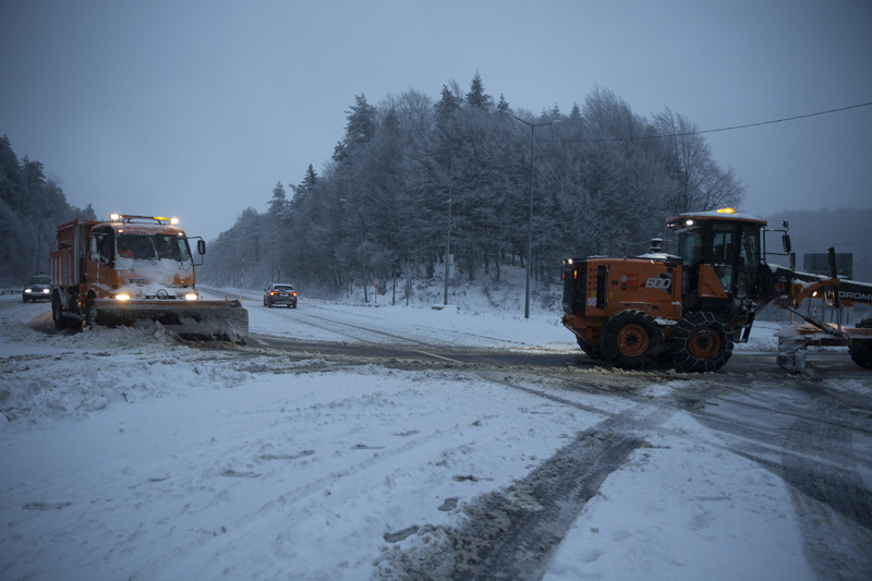 <p>Bolu Da�� ge�i�inde kar etkili oluyor. </p>