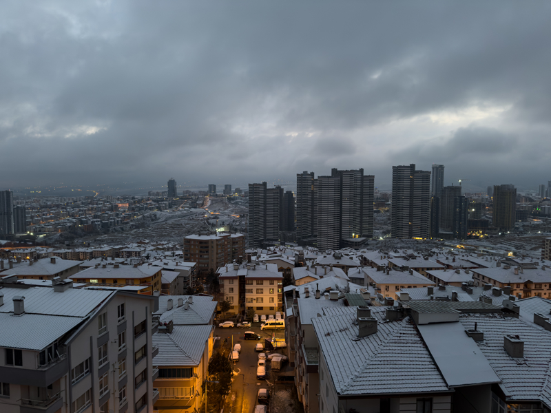 <p>Ankara'n�n �ankaya il�esinin y�ksek kesimlerinde gece saatlerinde ba�layan kar ya����n�n ard�ndan bina �at�lar� ve ara�lar beyaz �rt� ile kapland�.</p>