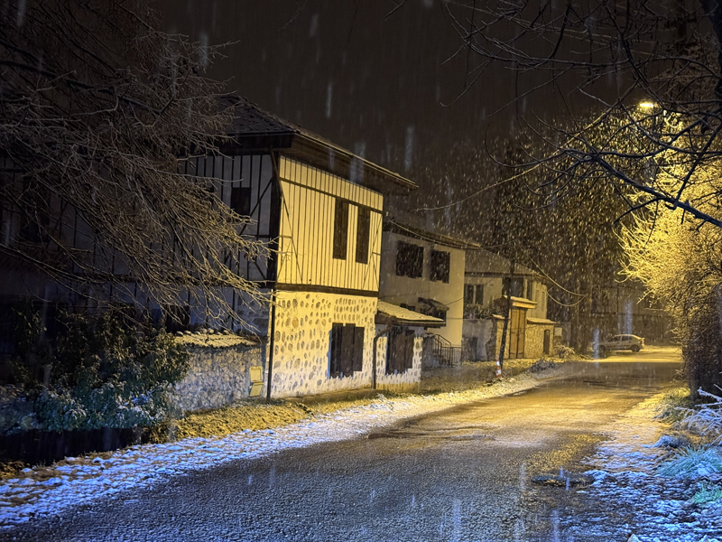 <p>Karab�k'�n Safranbolu il�esinde etkili olan kar ya����n�n ard�ndan Ba�lar b�lgesindeki tarihi konaklar�n �at�lar� beyaza b�r�nd�.</p>