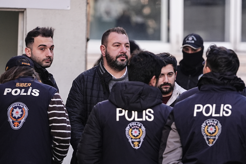 <p>�stanbul Cumhuriyet Ba�savc�l���nca 'futbolda bahis' iddias�na y�nelik y�r�t�len soru�turma kapsam�nda eski Galatasaray Sportif A� Ba�kan Vekili Erden Timur, T�rkiye Futbol Federasyonu (TFF) D�� �li�kiler ve Milli Tak�mlar �dari Direkt�r� Bu�ra Cem �mamo�lullar� ve Ey�pspor As Ba�kan� Fatih Kulaks�z'�n da aralar�nda oldu�u ��phelilerin emniyetteki i�lemleri sona erdi.</p>