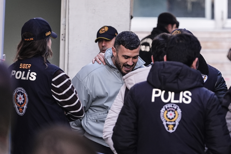 <p>Bu deliller sonucunda, �nceki iki operasyonda hakk�nda i�lem yap�lan tutuklu 1 ��pheli ile irtibatl� olan ve soru�turma konusu su� iddialar�yla ba�lant�l� ��pheli finansal i�lemleri oldu�u de�erlendirilen 7 ��phelinin, il m�sabaka sonucunu etkileyecek �ekilde 26 Ekim 2024'teki Kas�mpa�a-Samsunspor futbol m�sabakas�na bahis oynayan 6 ��phelinin tespit edildi�i aktar�lan a��klamada, �unlar kaydedilmi�ti:</p>