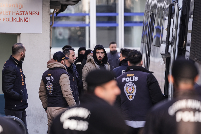 <p>Soru�turma kapsam�nda 1 ��phelinin ba�ka su�tan cezaevinde oldu�u, 2 ��phelinin yakalamas�na y�nelik �al��malar�n s�rd��� belirtilmi�ti.</p>