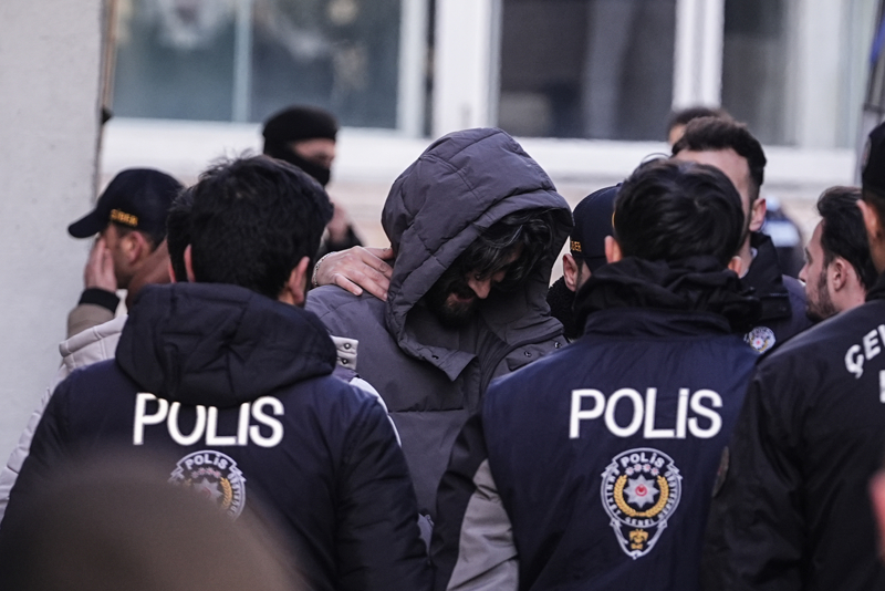 <p>'Banka hesaplar�n�n incelenmesi neticesi ��pheli finansal i�lemleri ile bununla ba�lant�l� bahis hesab� oldu�u tespit edilen 1 ��pheli, ge�mi�te Galatasaray Spor Kul�b�'nde idareci olarak g�rev yapan (Erden Timur) ve banka hesaplar�n�n incelenmesi neticesi 6222 say�l� Kanun'un 11'inci maddesi, 5549 say�l� Kanun ve 7258 say�l� Kanun'a muhalefet oldu�u de�erlendirilen ve birbiriyle ba�lant�l� olacak �ekilde ��pheli finansal i�lemlerinin oldu�u tespit edilen 1 ��pheli, m�sabaka sonucunu etkileyecek �ekilde (kendi tak�m�n�n ma��na rakip tak�m kazan�r �eklinde bahis oynama) bahis oynayan futbolcu 14 ��pheli olmak �zere toplam 29 ��pheli hakk�nda �stanbul merkezli 11 ilde bug�n e� zamanl� yakalama, g�zalt�, arama ve el koyma i�lemi icra edilmi�tir.'</p>